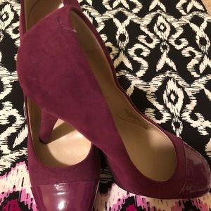 SUADE PUMPS WITH PATENT TOES